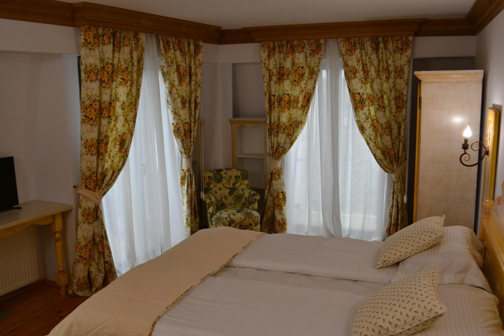 Casa Comana Boutique Hotel ブカレスト エクステリア 写真